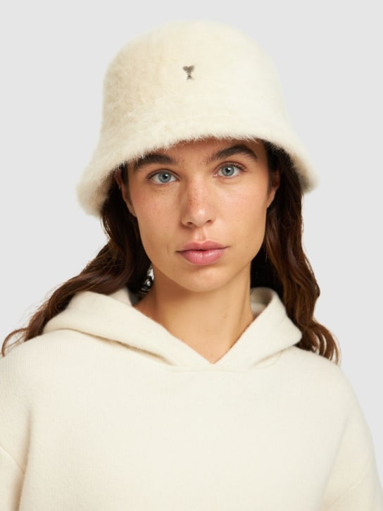 AMI Paris: Fluffy wool & acrylic bucket hat - Fil dişi rengi - women_1 | Luisa Via Roma