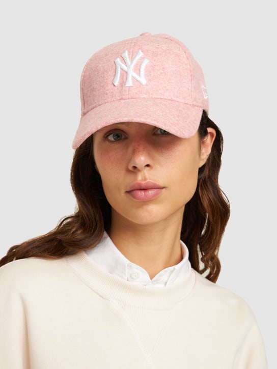 New Era: Cappello 9Forty NY Yankees in feltro - Rosa/Bianco - women_1 | Luisa Via Roma