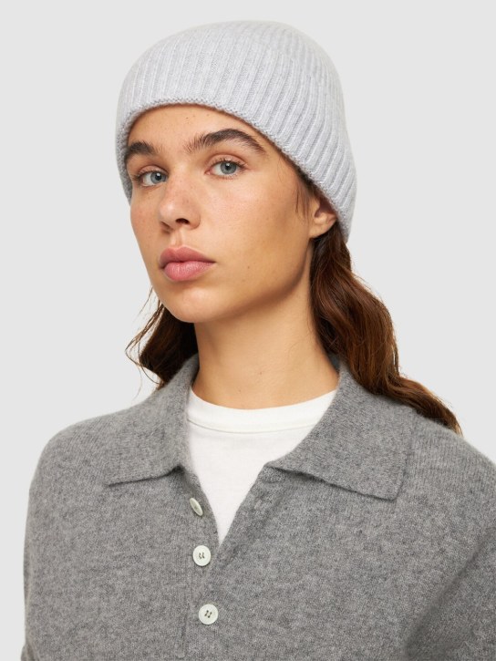 Khaite: Granada cashmere blend beanie - Warm Grey - women_1 | Luisa Via Roma