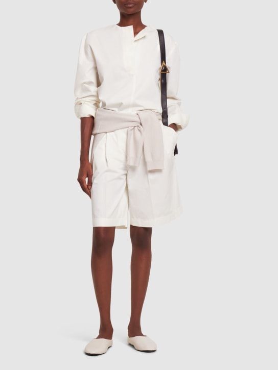 Toteme: Short relaxed en sergé de coton plissé - Blanc - women_1 | Luisa Via Roma