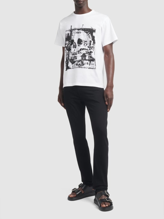 Alexander McQueen: T-shirt en coton imprimé tête de mort - Blanc/Noir - men_1 | Luisa Via Roma