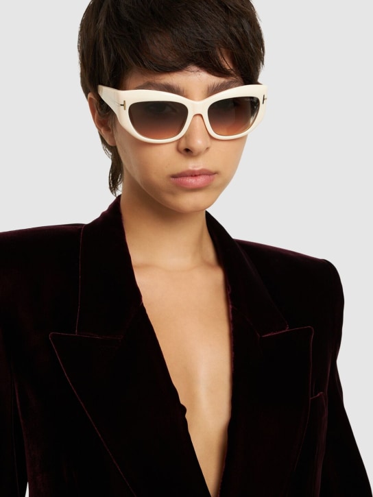 Tom Ford: Katzenaugen-Sonnenbrille aus Acetat „Brianna“ - Ivory/Smoke - women_1 | Luisa Via Roma