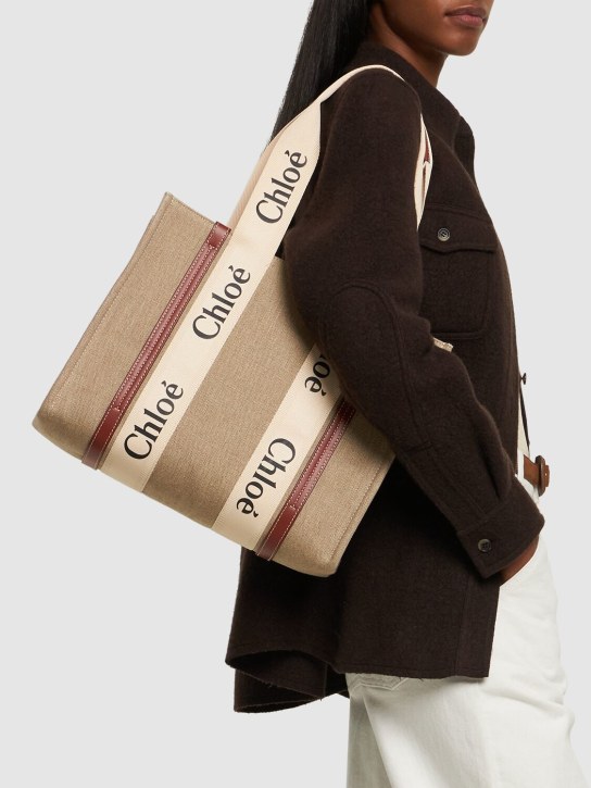 Chloé: Borsa shopping media Woody in tela - White - Brown 1 - women_1 | Luisa Via Roma