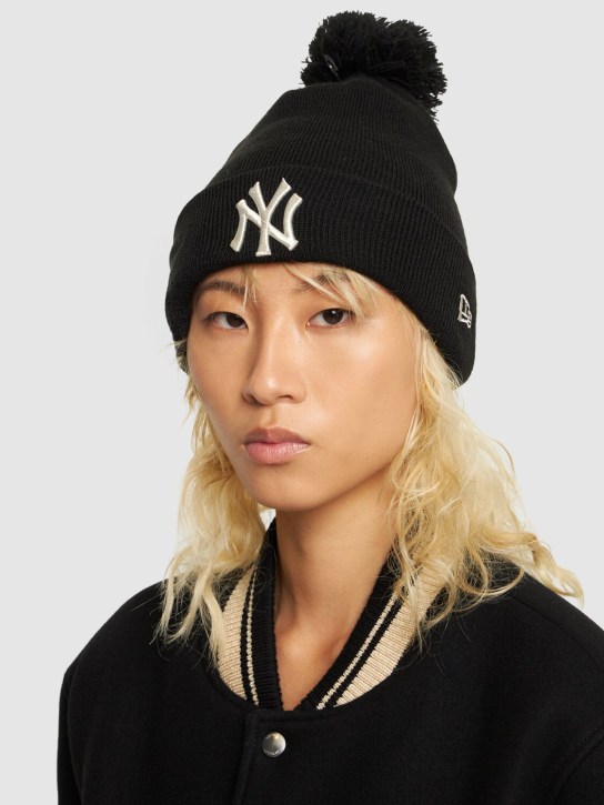 New Era: NY Yankees绒球装饰针织便帽 - 黑色/银色 - women_1 | Luisa Via Roma