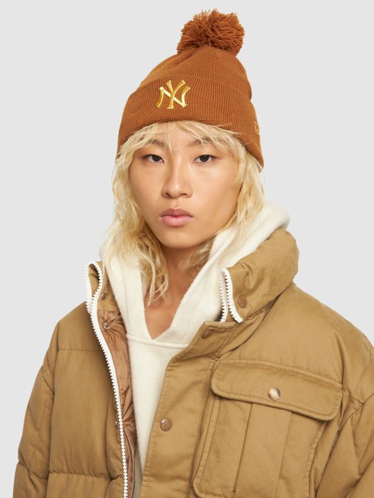 New Era: NY Yankees绒球装饰针织便帽 - 棕色/金色 - women_1 | Luisa Via Roma