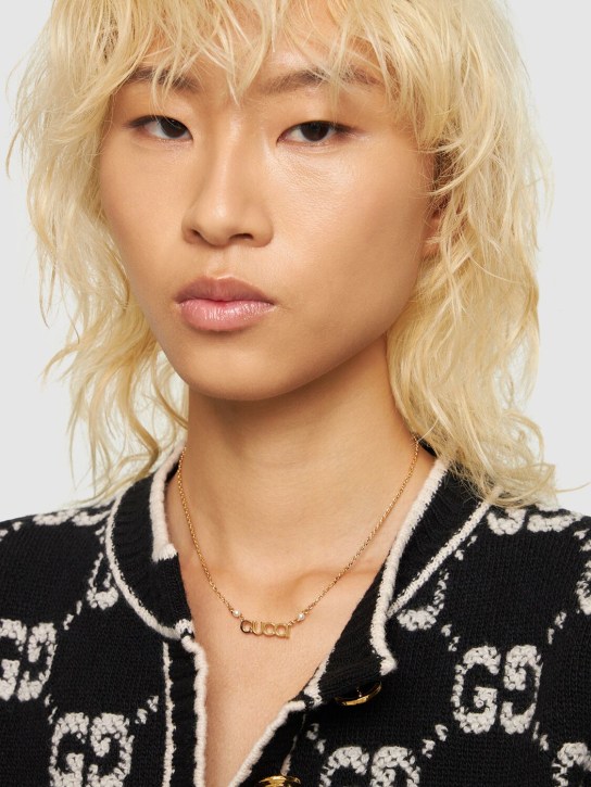 Gucci: Halskette mit GUCCI-Schrift aus Messing & Kristall - Creme - women_1 | Luisa Via Roma