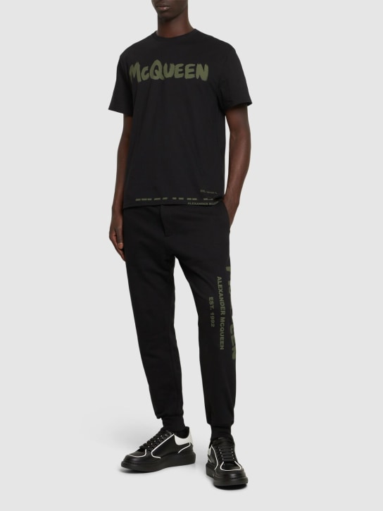 Alexander McQueen: Pantalon en coton à logo - Noir/Kaki - men_1 | Luisa Via Roma