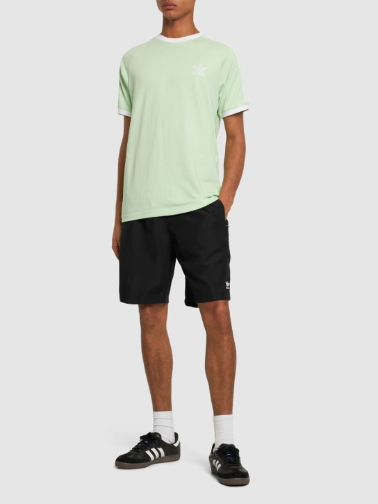 adidas Originals: T-Shirt aus Baumwolle mit 3 Streifen - Grün Weiß - men_1 | Luisa Via Roma