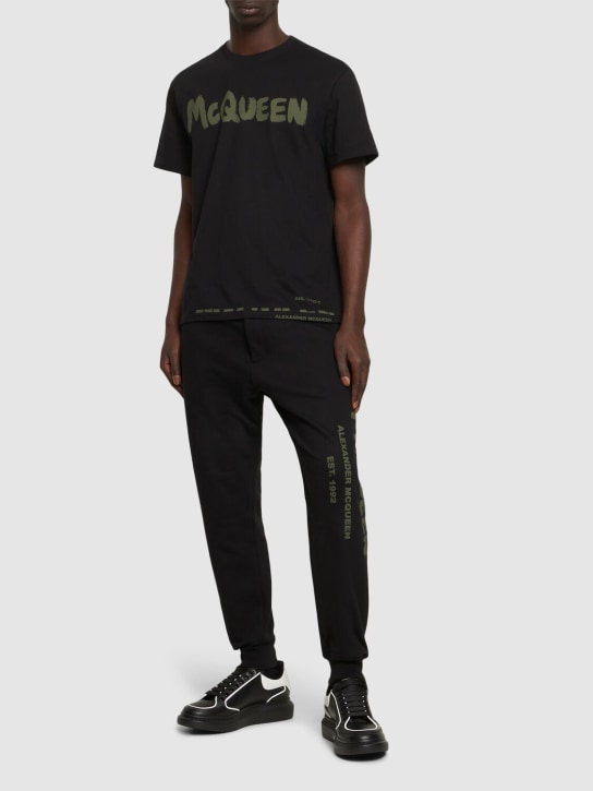 Alexander McQueen: Camiseta de algodón con logo Graffiti - Negro/Caqui - men_1 | Luisa Via Roma