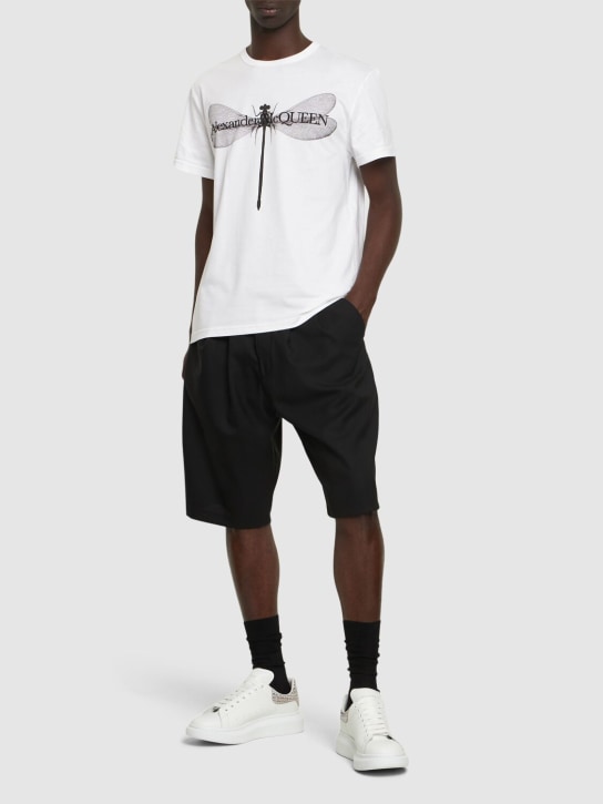 Alexander McQueen: T-Shirt aus Baumwolle mit Druck „Dragonfly“ - Weiß/Schwarz - men_1 | Luisa Via Roma