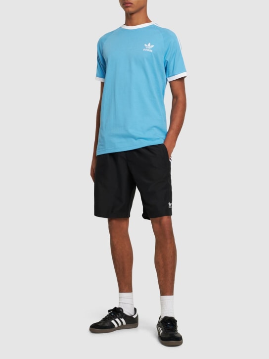 adidas Originals: T-Shirt aus Baumwolle mit 3 Streifen - Blau/Weiß - men_1 | Luisa Via Roma
