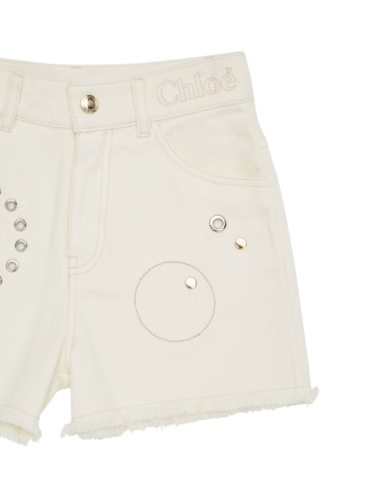 Chloé: Shorts in denim con borchie - Avorio - kids-girls_1 | Luisa Via Roma