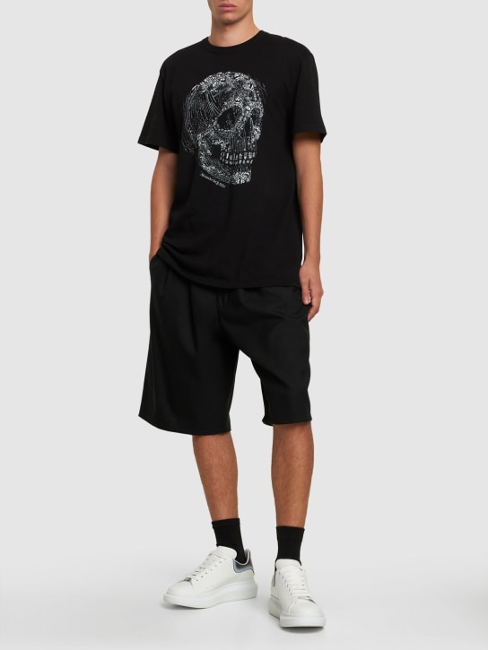 Alexander McQueen: T-Shirt aus Baumwolle mit Kristallschädel - Schwarz/Weiß - men_1 | Luisa Via Roma
