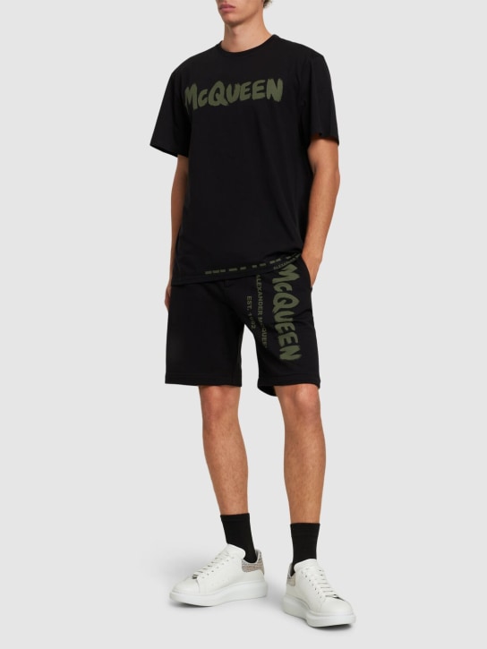 Alexander McQueen: Short en molleton de coton à logo graffiti - Noir/Kaki - men_1 | Luisa Via Roma