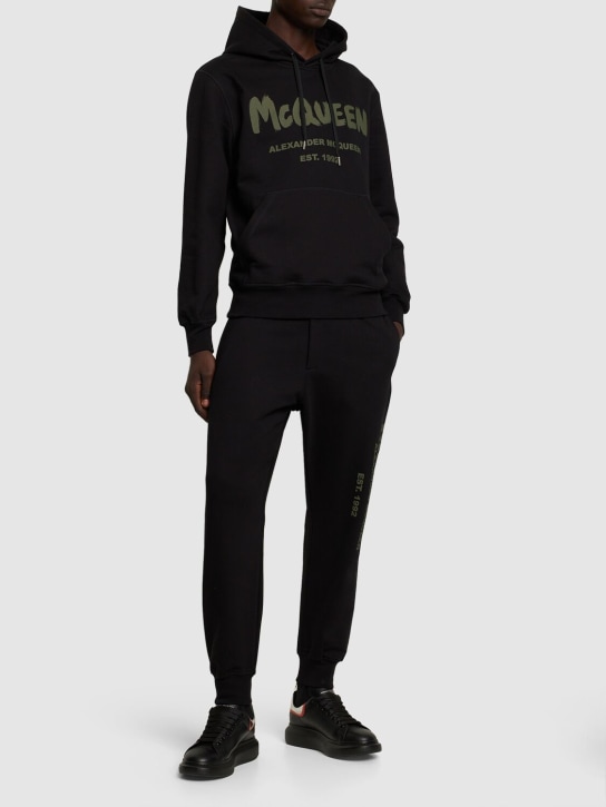 Alexander McQueen: Sweat-shirt en coton à logo à capuche - Noir/Kaki - men_1 | Luisa Via Roma