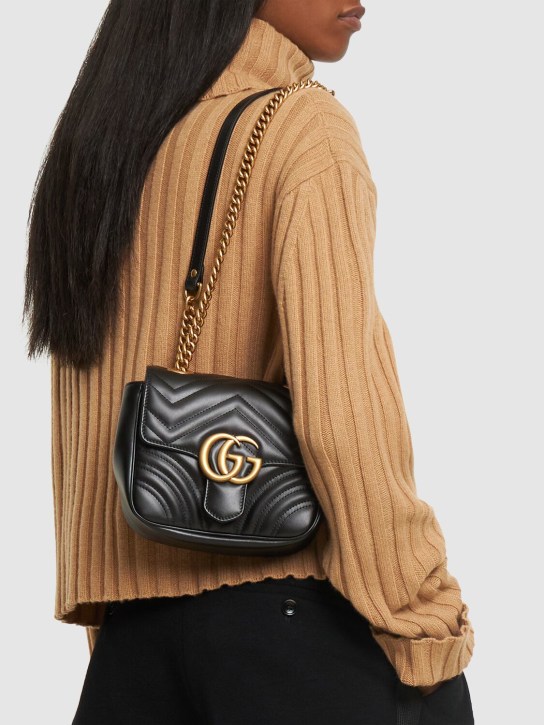 Gucci: Mini Schultertasche aus Leder "GG Marmont" - Schwarz - women_1 | Luisa Via Roma