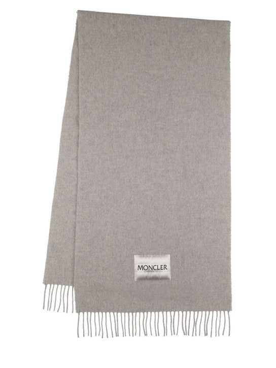 Moncler: Logo羊毛围巾 - 灰色 - men_0 | Luisa Via Roma