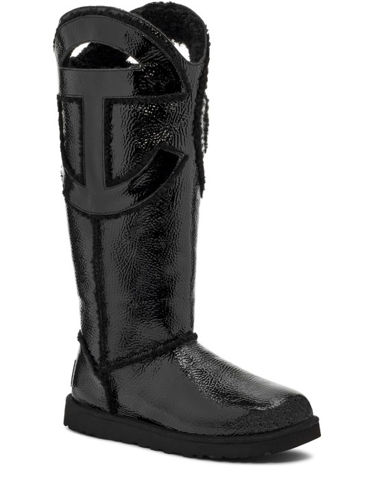Ugg X Telfar: 10mm Telfar Tall crinkle patent boots - Siyah - women_1 | Luisa Via Roma