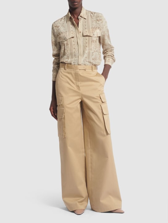 Versace: Pantalon cargo ample en gabardine de coton - Camel - women_1 | Luisa Via Roma