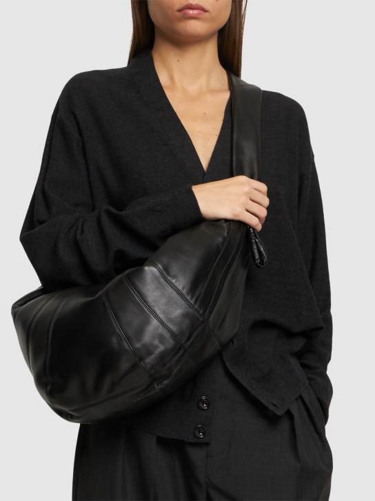 Lemaire: Grand sac porté épaule en cuir nappa Croissant - Noir - women_1 | Luisa Via Roma