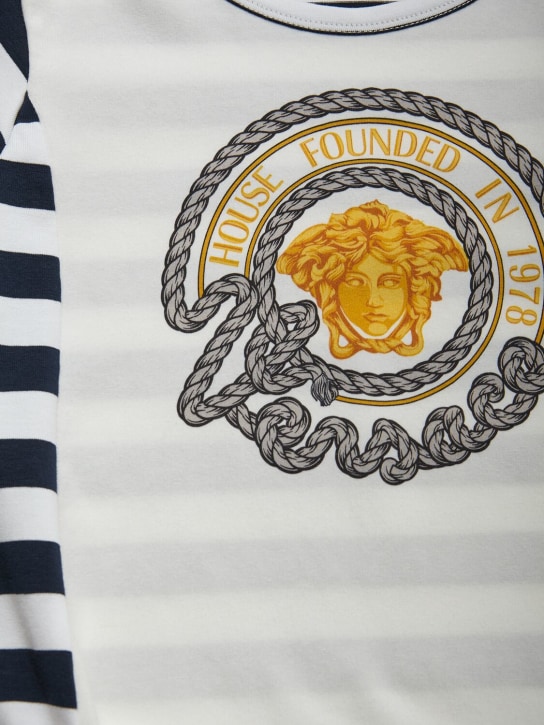 Versace: T-Shirt aus Baumwolljersey mit Marinedruck - White/Blue/Gold - kids-girls_1 | Luisa Via Roma