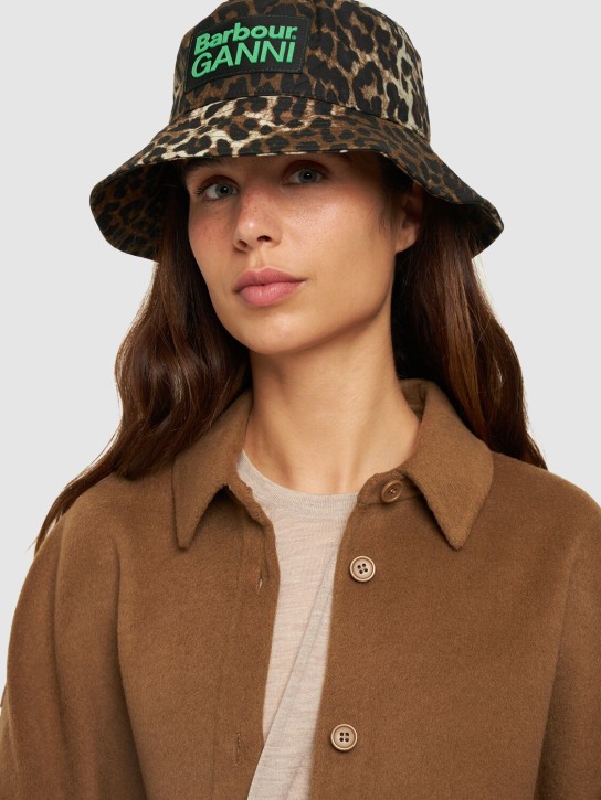 BARBOUR: Chapeau en coton imprimé léopard Barbour x Ganni - Marron - women_1 | Luisa Via Roma