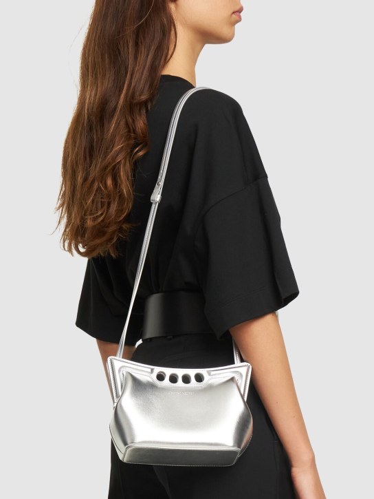 Alexander McQueen: The Mini Peak leather shoulder bag - Gümüş - women_1 | Luisa Via Roma