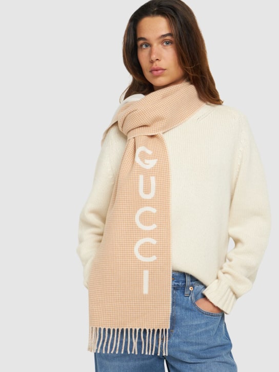 Gucci: Bufanda de lana y cashmere - Camel/Ivory - women_1 | Luisa Via Roma