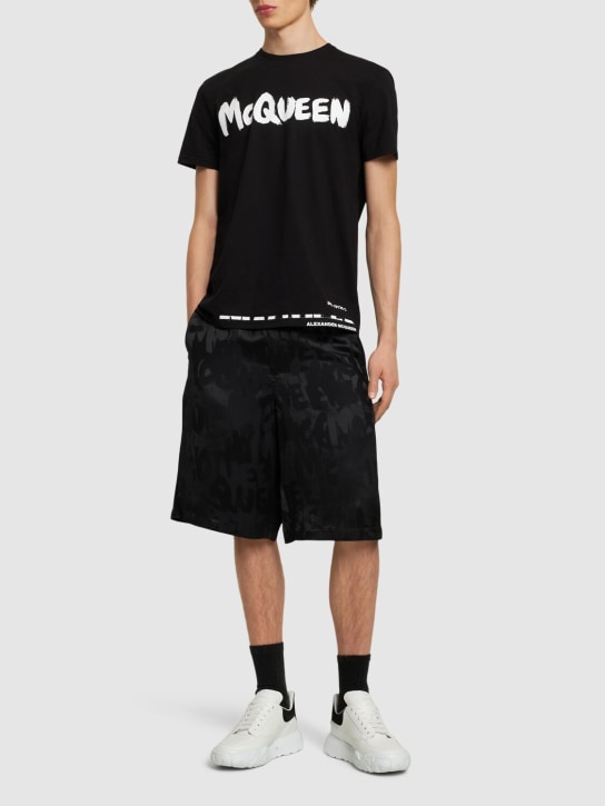 Alexander McQueen: T-shirt in jersey di cotone con logo - Nero - men_1 | Luisa Via Roma