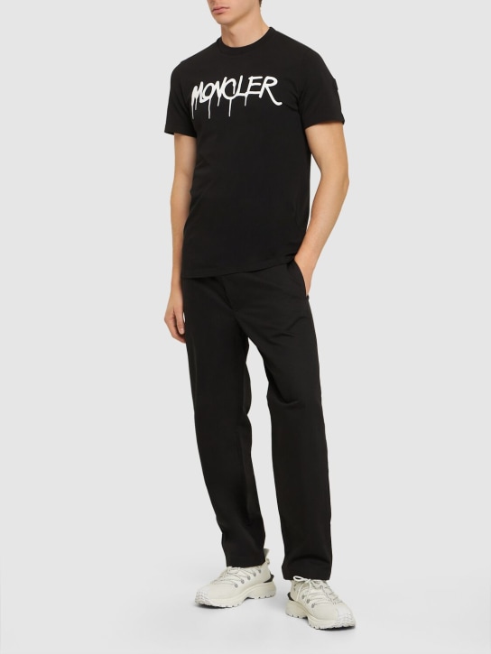 Moncler: T-shirt en coton épais détail logo - Noir - men_1 | Luisa Via Roma