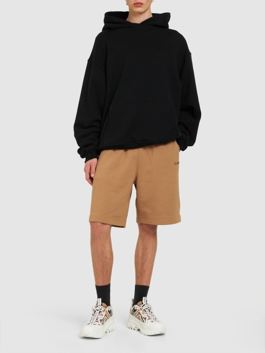 Burberry: Shorts aus Baumwolljersey mit Logo „Raphael“ - Kamelhaarfarben - men_1 | Luisa Via Roma