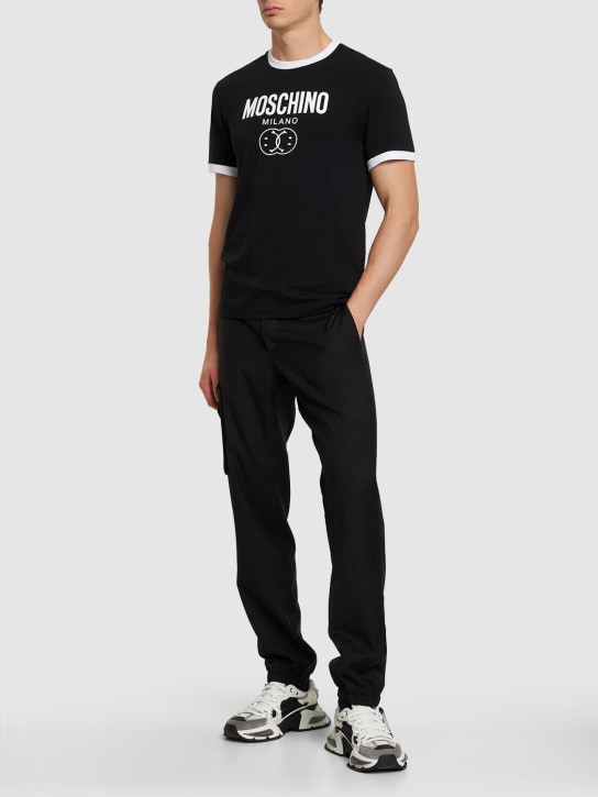 Moschino: T-Shirt aus Stretch-Baumwolljersey mit Logodruck - Schwarz/Weiß - men_1 | Luisa Via Roma