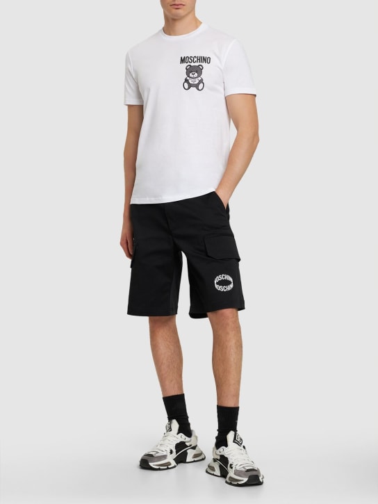 Moschino: T-Shirt aus Bio-Baumwolle mit Druck - Weiß - men_1 | Luisa Via Roma