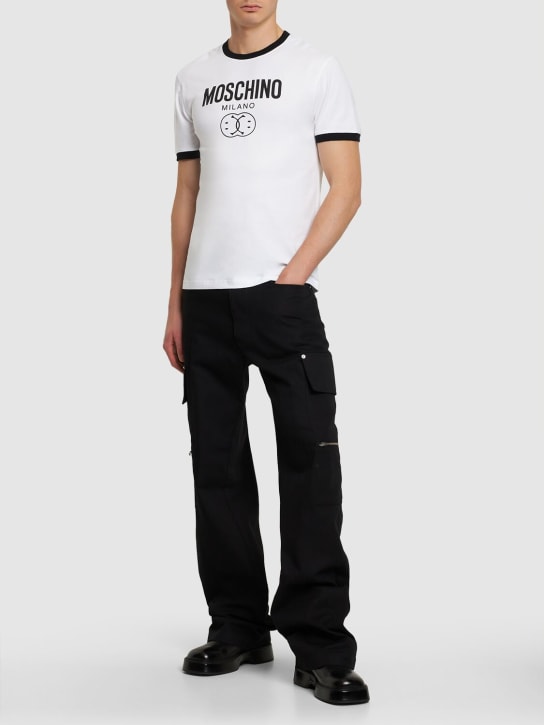 Moschino: T-Shirt aus Stretch-Baumwolljersey mit Logodruck - Weiß/Schwarz - men_1 | Luisa Via Roma