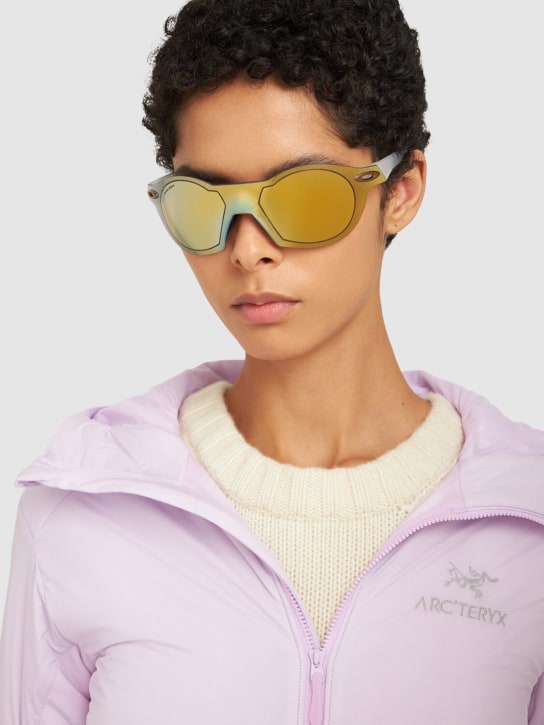 Oakley: Re:Subzero sunglasses - Altın Rengi - women_1 | Luisa Via Roma