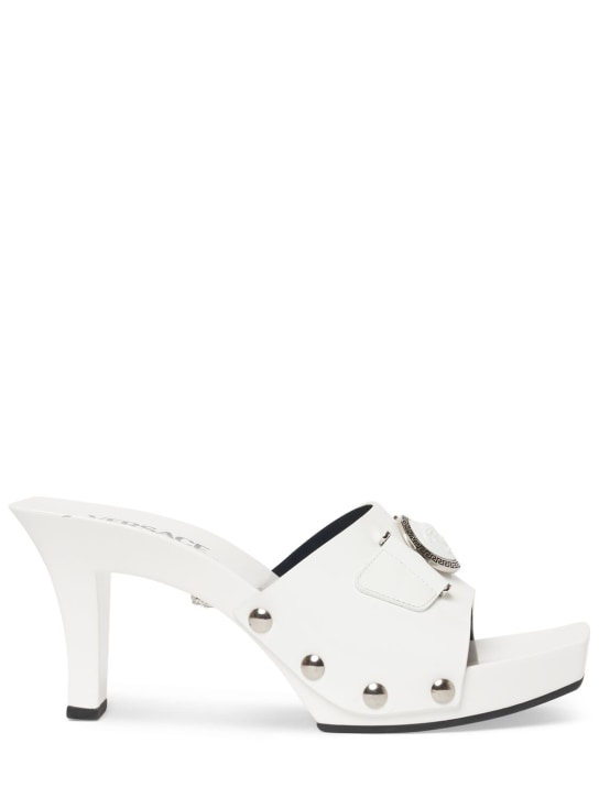 Versace: 60毫米漆皮木屐鞋 - 米白色 - women_0 | Luisa Via Roma