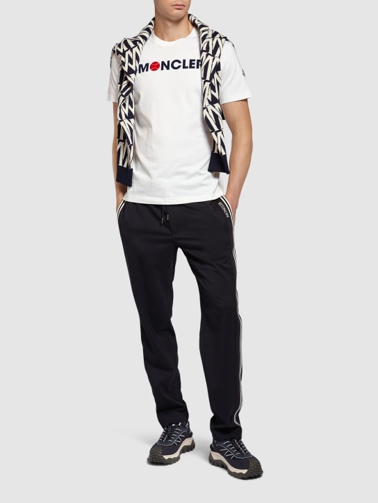 Moncler: T-Shirt aus Baumwolljersey mit Logo - Weiß - men_1 | Luisa Via Roma