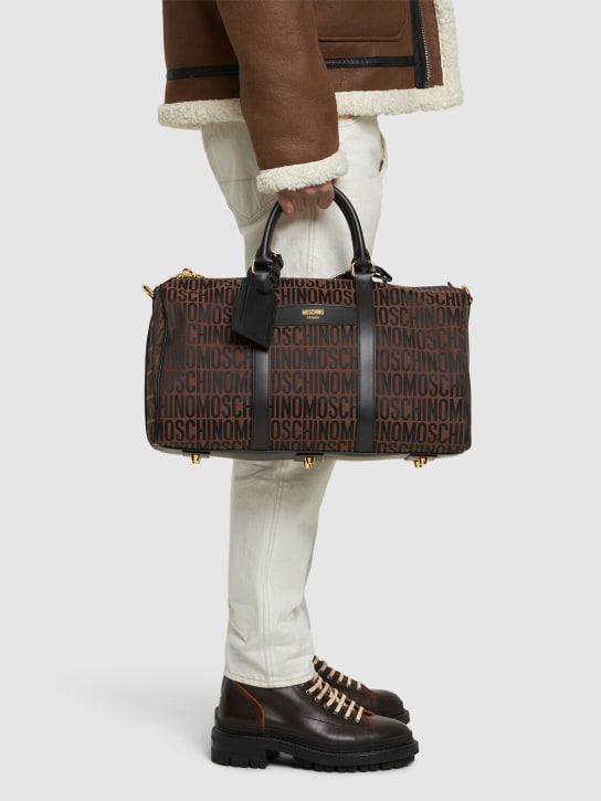 Moschino: Reisetasche aus Nylonjacquard mit Moschino-Logo - Braun - men_1 | Luisa Via Roma