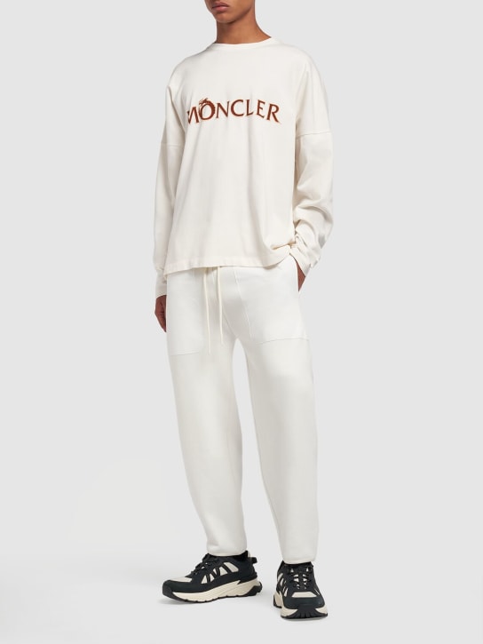 Moncler: T-shirt à manches longues en coton CNY - Blanc - men_1 | Luisa Via Roma