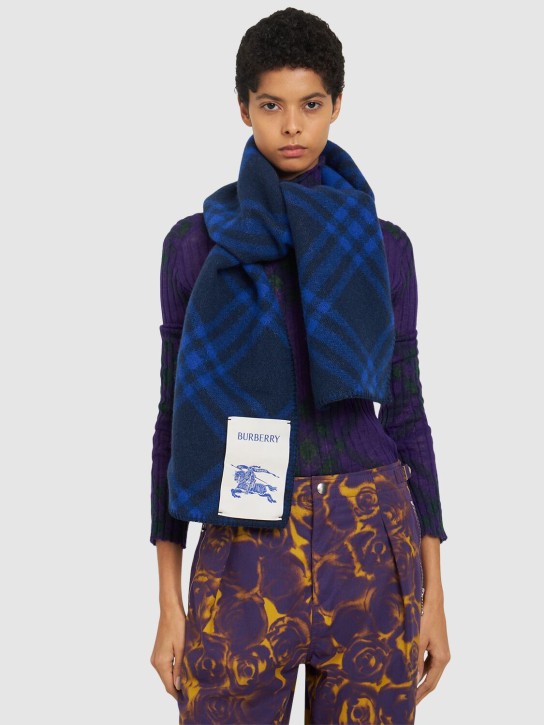 Burberry: Écharpe en laine à carreaux avec logo - Bleu - women_1 | Luisa Via Roma