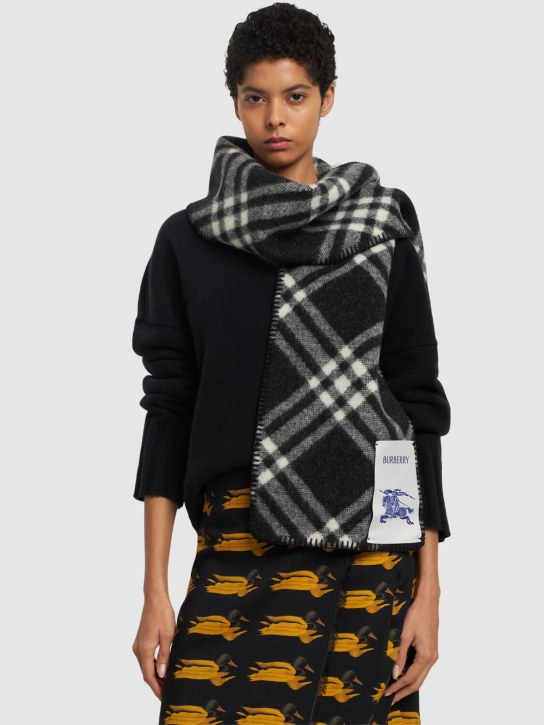 Burberry: Check wool scarf w/ logo - women_1 | Luisa Via Roma