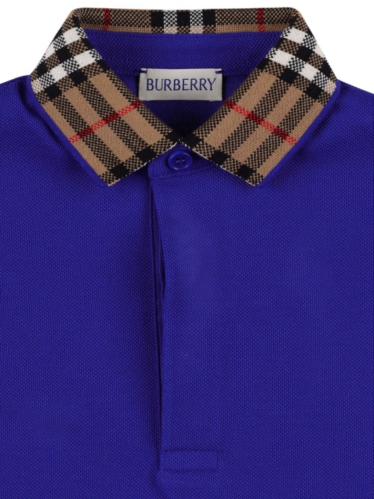 Burberry: Polohemd aus Baumwollpiqué mit Karodetail - Blau - kids-boys_1 | Luisa Via Roma