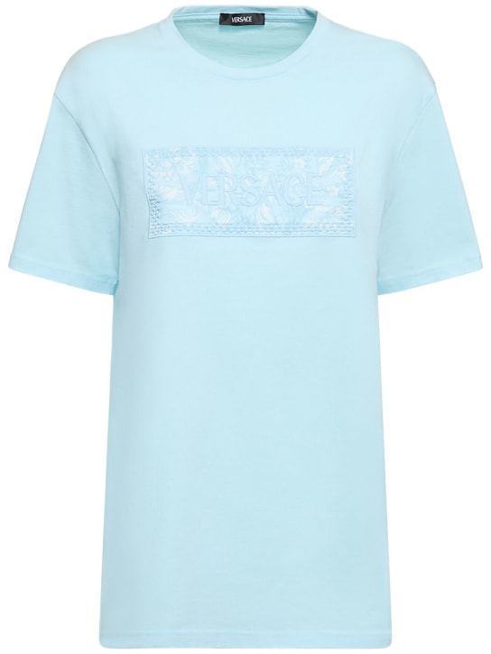 Versace: T-Shirt aus Baumwolljersey mit Logo „Barocco“ - Hellblau - women_0 | Luisa Via Roma