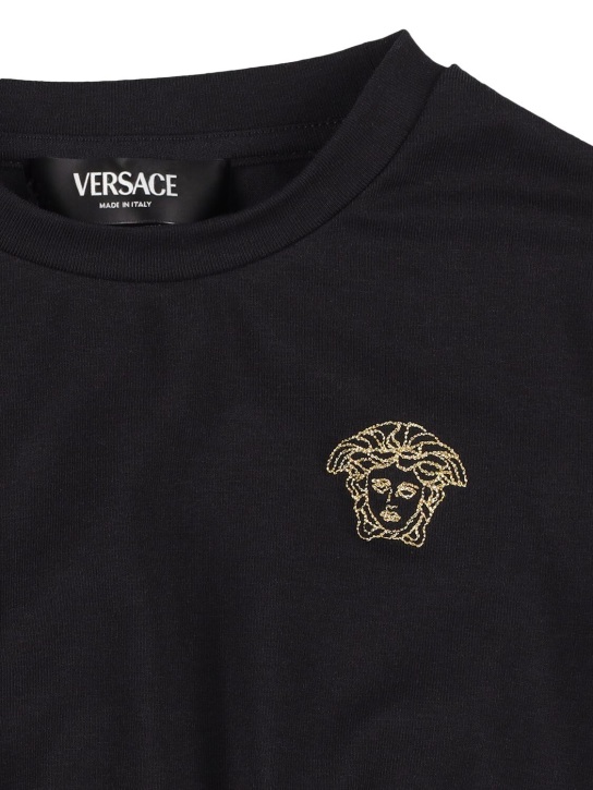 Versace: T-shirt in jersey di cotone con ricamo - Nero/Oro - kids-girls_1 | Luisa Via Roma