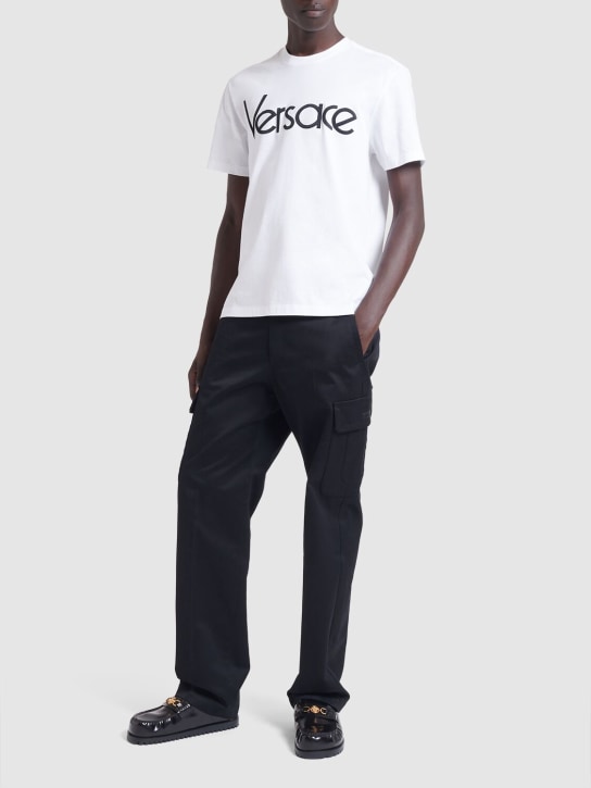 Versace: Camiseta de algodón con logo estampado - Blanco - men_1 | Luisa Via Roma