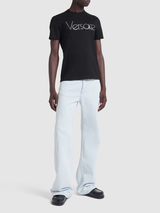 Versace: T-Shirt mit gesticktem Logo - Schwarz - men_1 | Luisa Via Roma