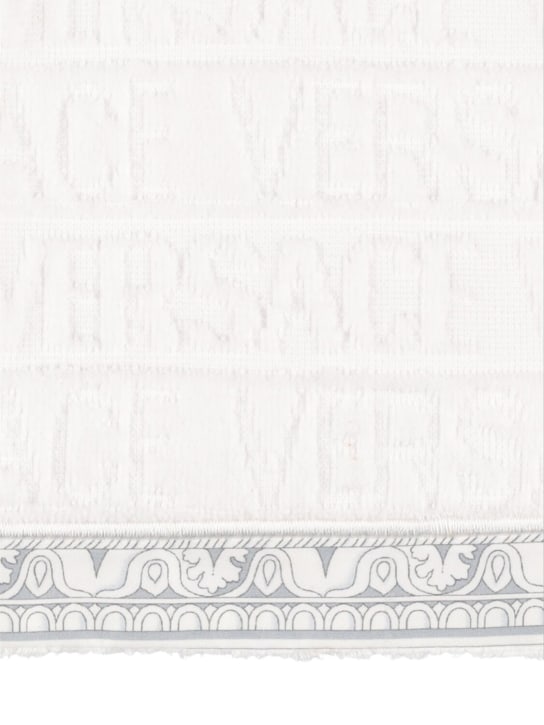 Versace: I Heart Baroque bath towel - Beyaz - ecraft_1 | Luisa Via Roma