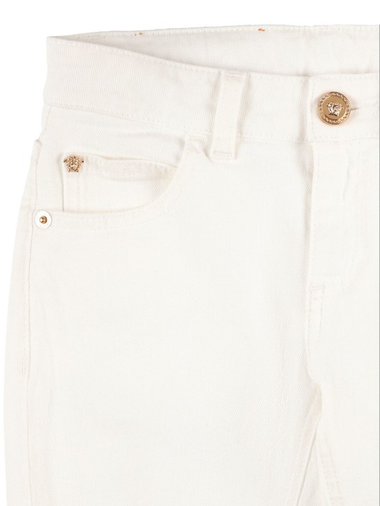 Versace: Pantalones de denim de algodón - Blanco - kids-girls_1 | Luisa Via Roma
