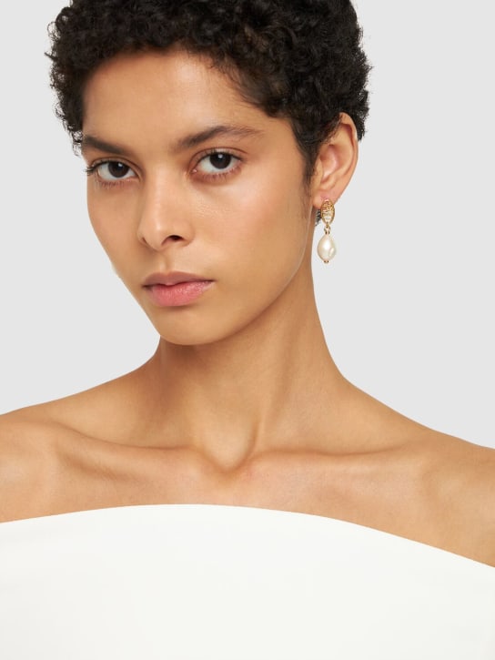 Chloé: Darcey lace pearl drop earrings - Altın/Beyaz - women_1 | Luisa Via Roma