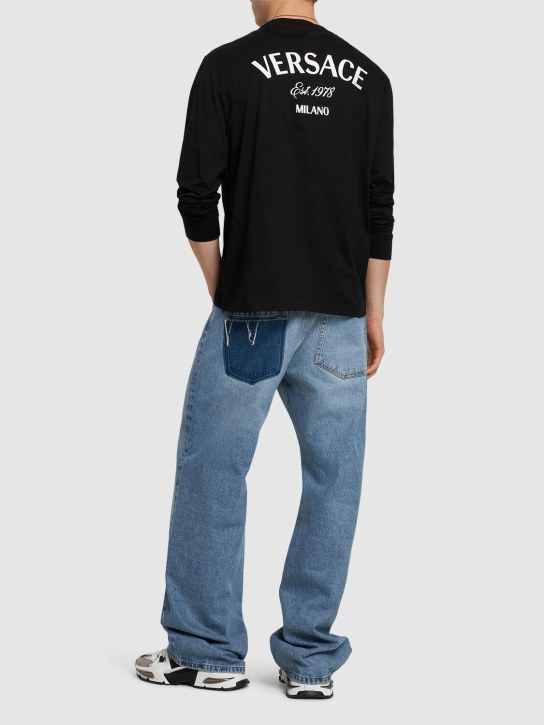 Versace: Langärmeliges T-Shirt aus Baumwolle mit Logodruck - Schwarz - men_1 | Luisa Via Roma
